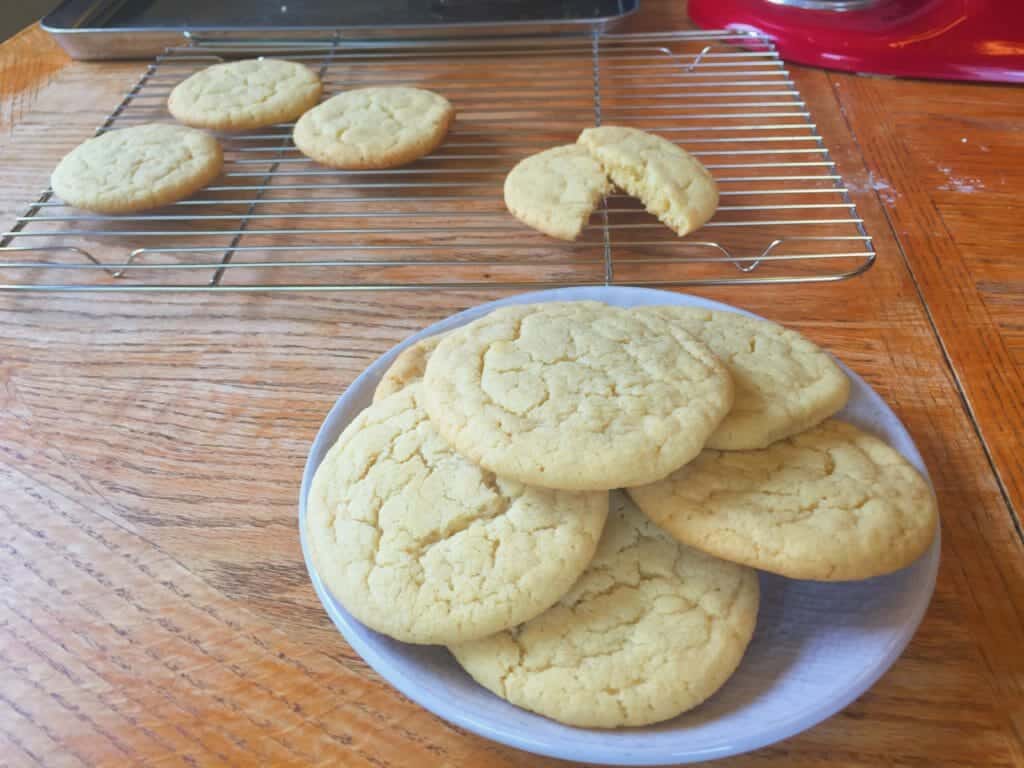 A plate and wire rack with cookies on it.