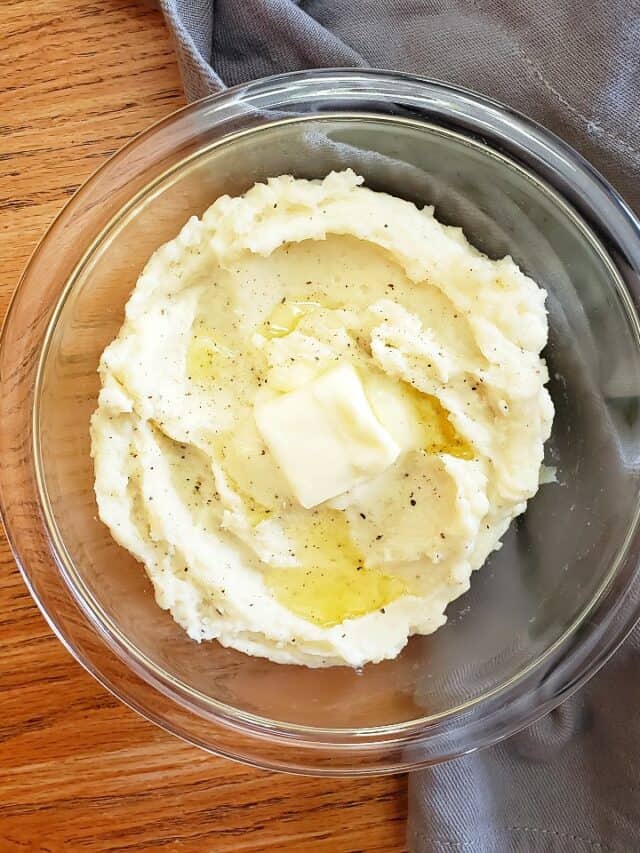 Close up on a bowl of mashed potatoes