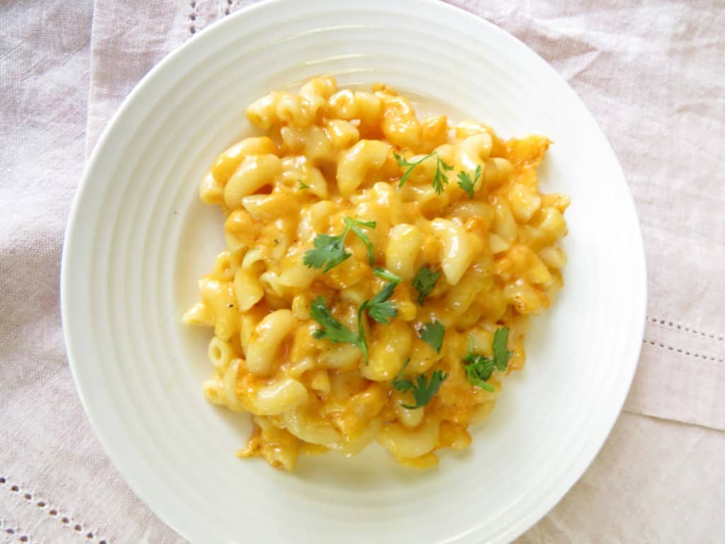 Close up on garnished mac and cheese