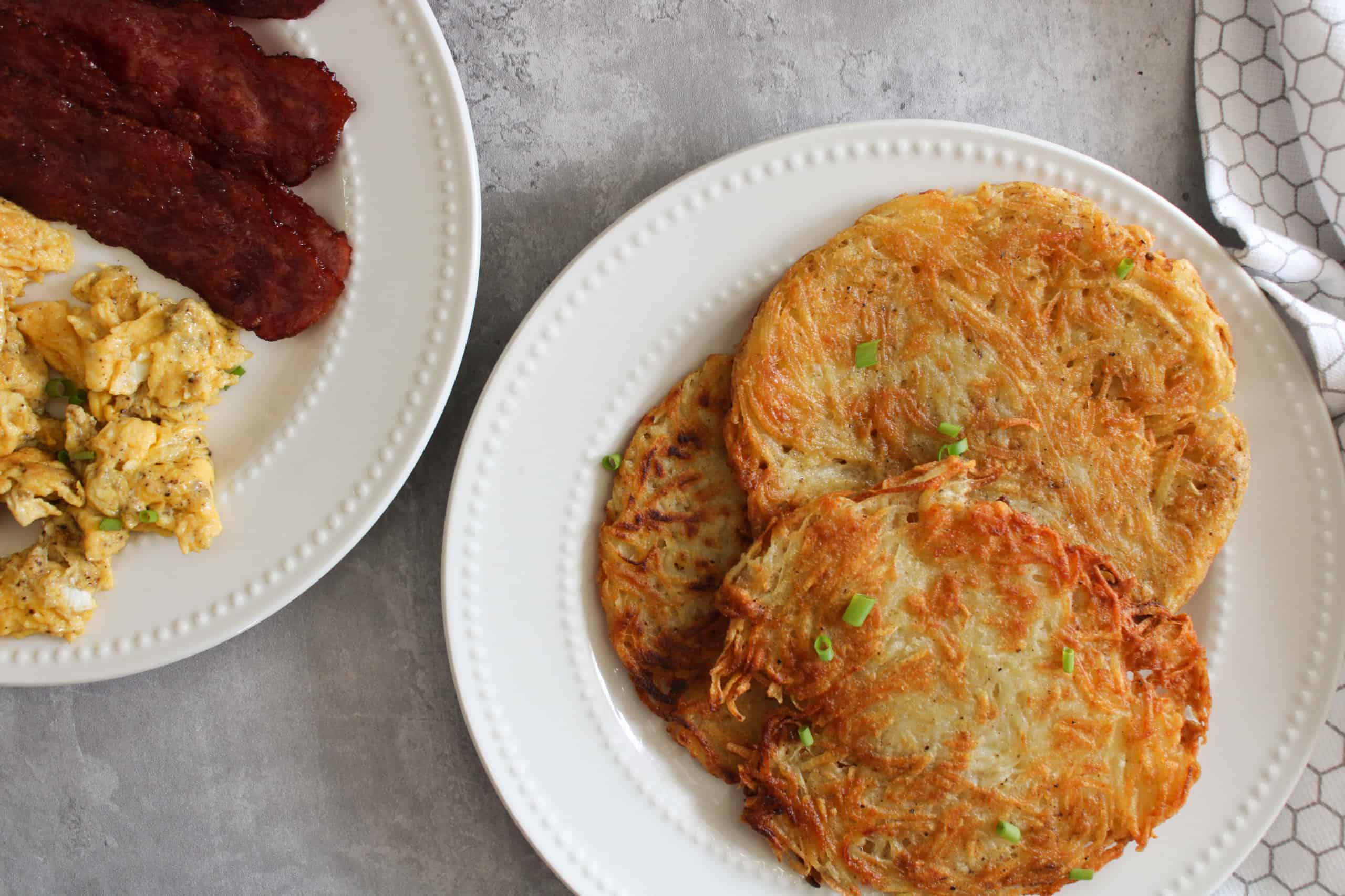 https://www.themidwestkitchenblog.com/wp-content/uploads/2021/12/hash-browns-and-eggs-scaled.jpg