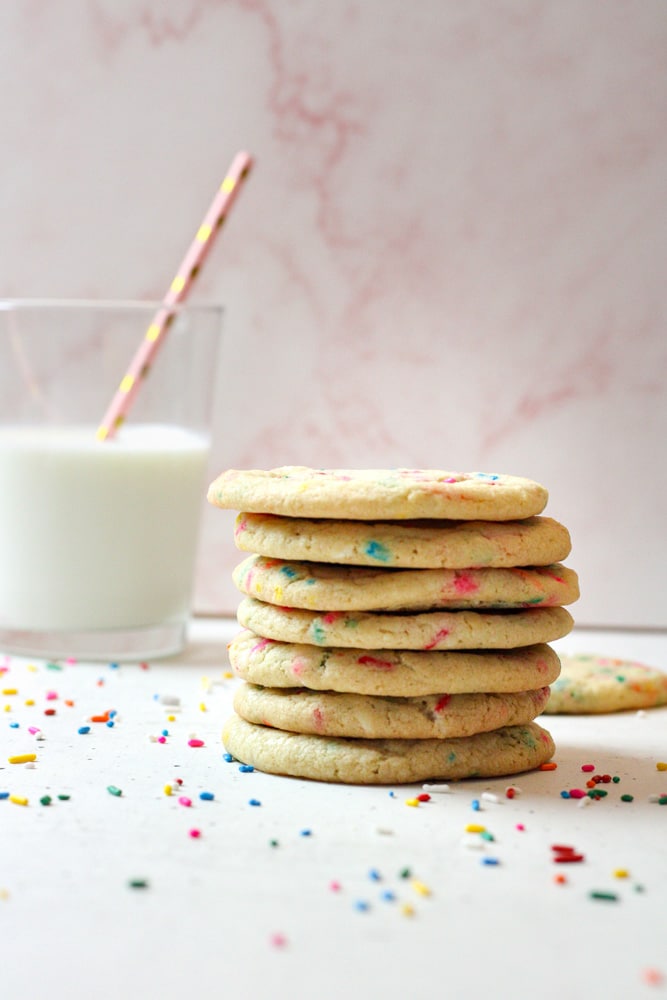 Side view of a stack of cookies.