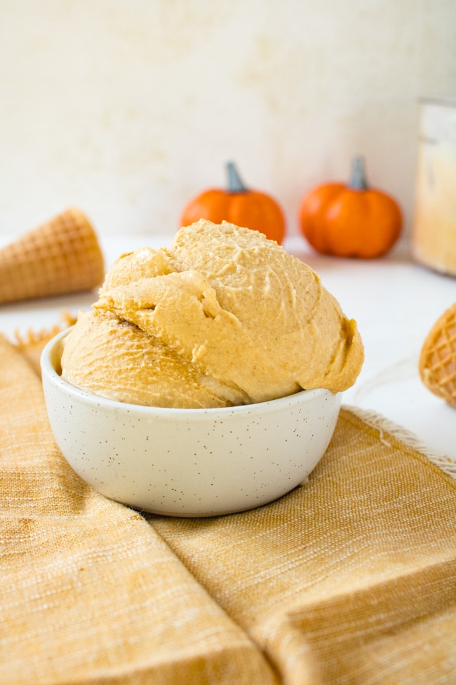 Pumpkin spice ice cream in a bowl.
