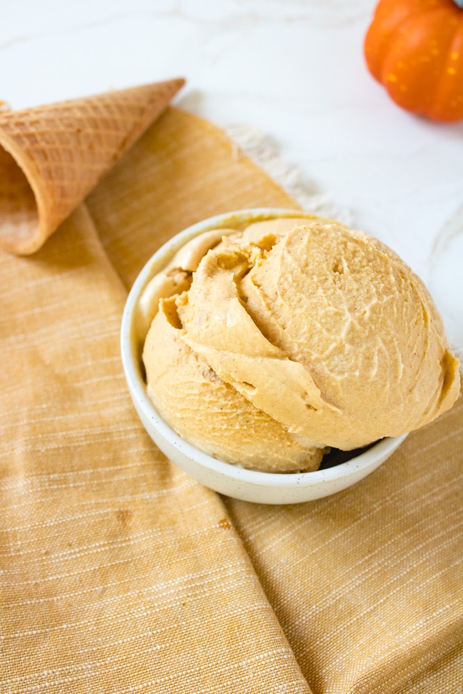 Pumpkin pie ice cream in a bowl.