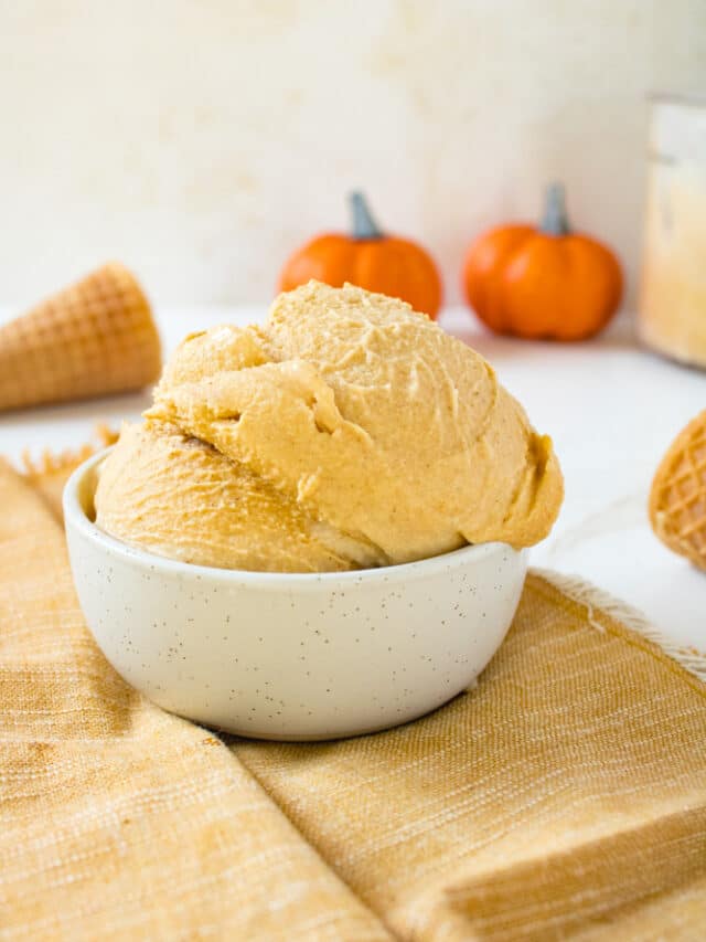 Pumpkin spice ice cream in a bowl.