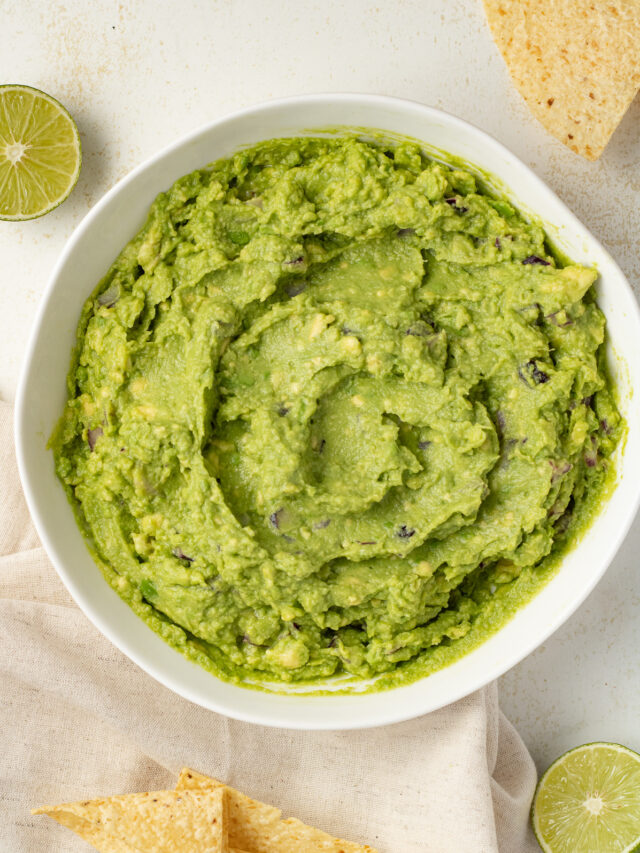 Guacamole dip in a bowl.