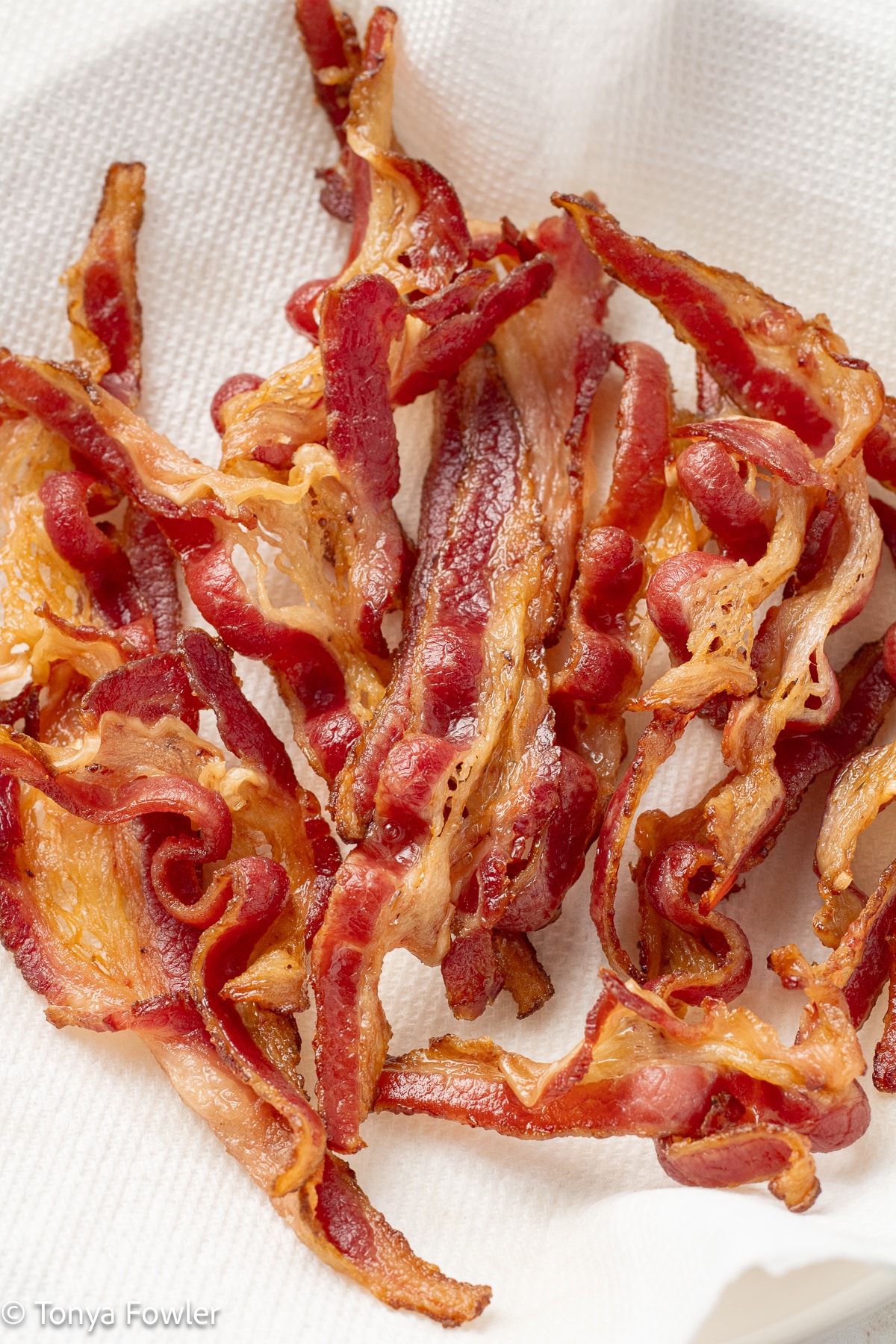 Cooked bacon on a paper towel.