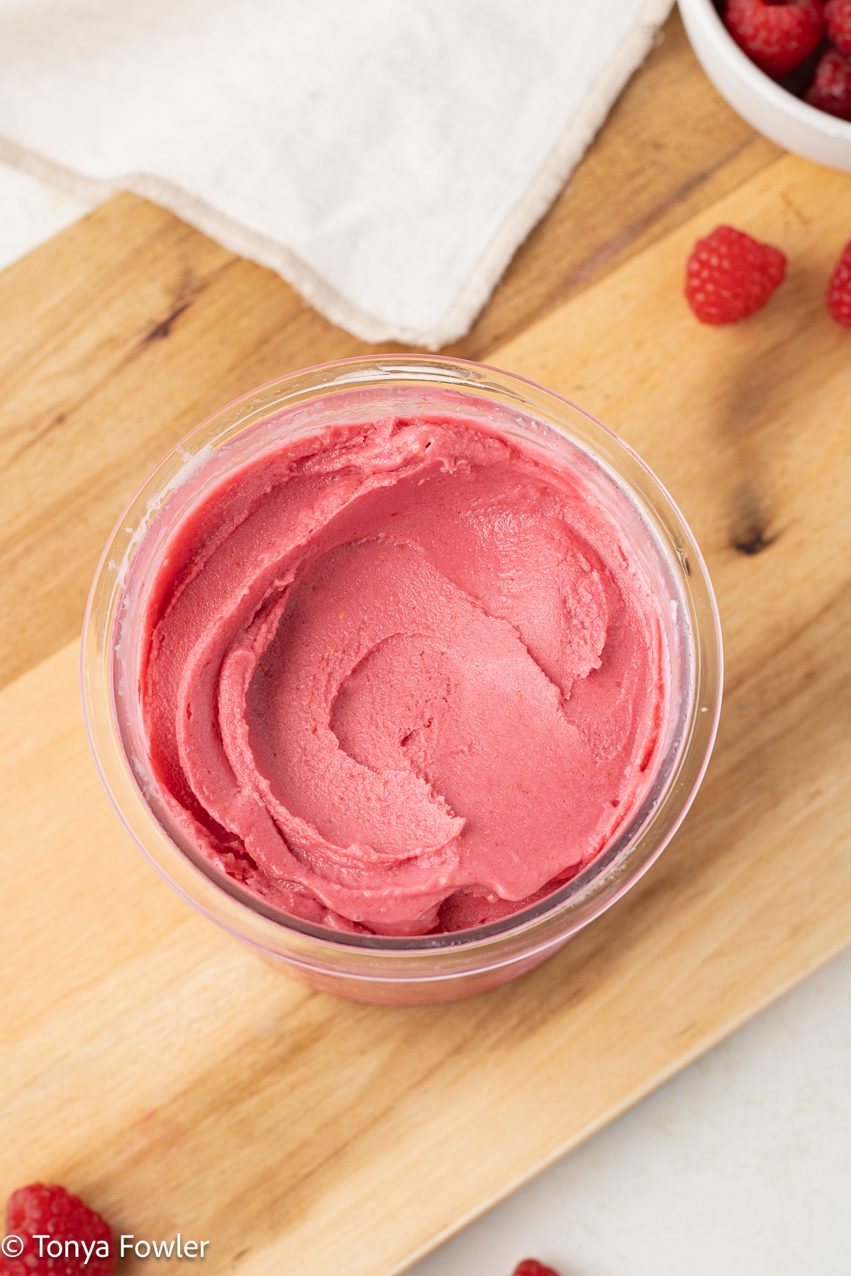 Frozen yogurt in a pint container.