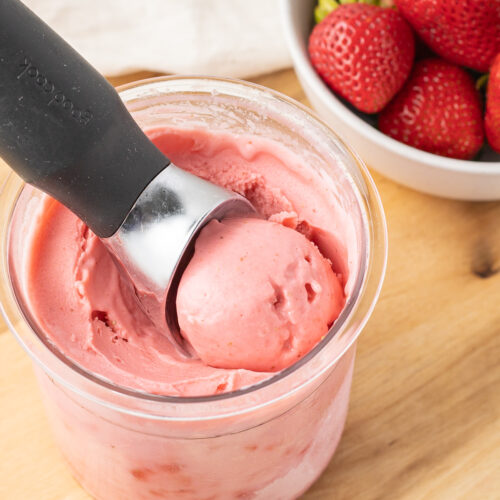 A scoop of frozen yogurt in pint container.
