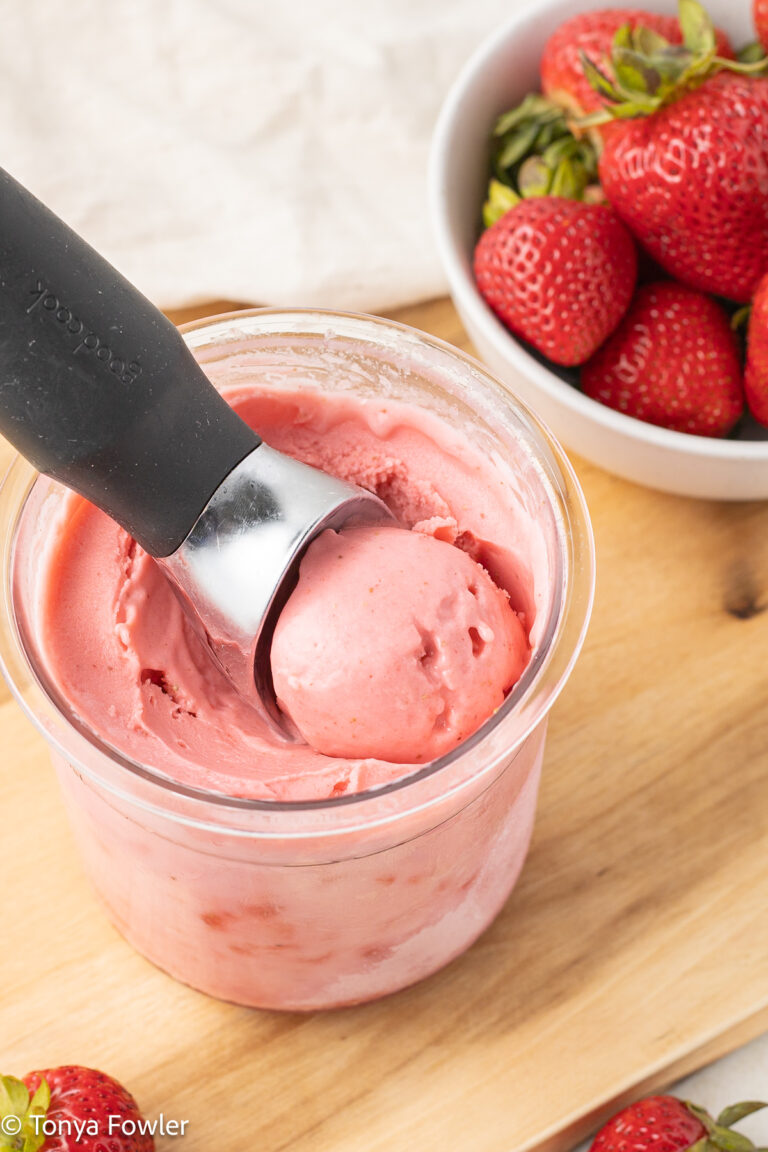 A scoop of frozen yogurt in pint container.